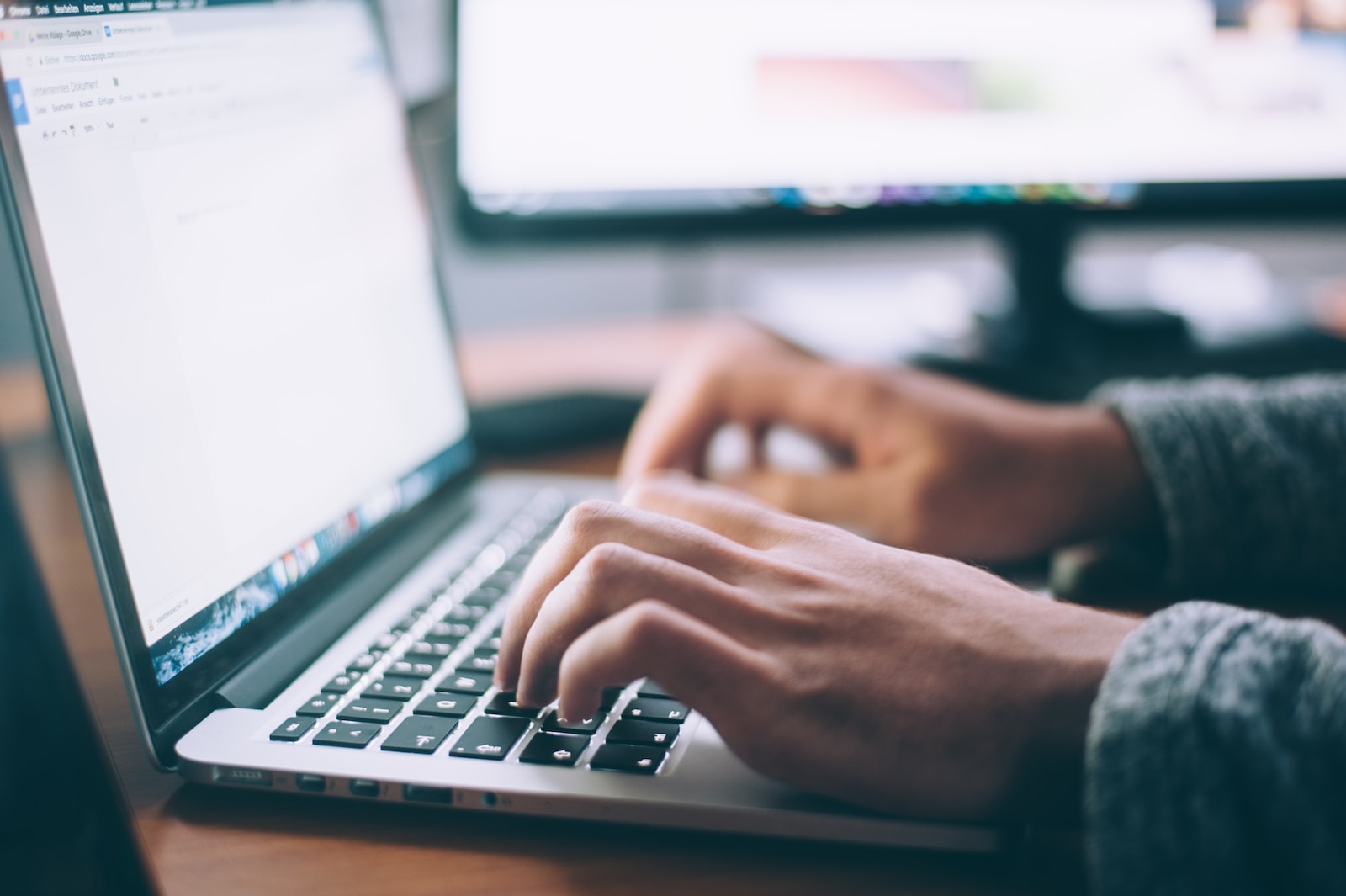Equipo informático sobre una mesa de trabajo